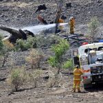 Bomberos combaten el fuego en el área de One Tree Hill, cerca a Adelaide (Australia) hoy, martes 6 de enero.