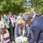 La presidenta de la AVT, Ángeles Pedraza, ayer junto al alcalde de Majadahonda, Narciso de Foxá en un acto de reconociemiento a las víctimas
