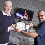 Héctor del Mar (izda.) y Fernando Costilla luchan literalmente en el estudio de grabación para doblar a los mejores luchadores del mundo