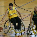 El líder del PSOE se subió a una silla de ruedas y jugó al baloncesto