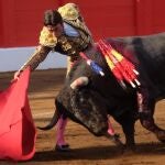 Profundo derechazo de Fernando Robleño en el primero de la tarde