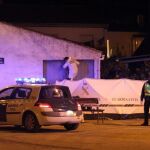 La Guardia Civil en el lugar donde han sido encontrados sin vida los cuerpos de una mujer de unos 45 años y su hijo de 22