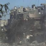 Un miembro de la Cruz Roja mira las casas destruidas en Gaza