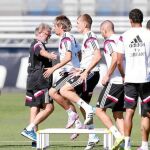 Ancelotti, de espaldas a la derecha, observa el trabajo de sus hombres, entre ellos el de Illarramendi, segundo por la izquierda