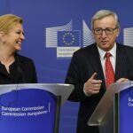 Jean-Claude Juncker y la presidenta croata, Kolinda Grabar-Kitarovic, hacen una declaración a la prensa tras concluir un encuentro en la Comisión Europea en Bruselas
