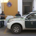Miembros de la Guardia Civil ante las puertas del domicilio donde aparecieron los cuerpos de los dos hermanos en Ubrique.