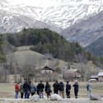 La familia del piloto del avión, Patrick Sonderheimer, en el memorial levantado en honor a las víctimas