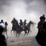 Policía a caballo carga contra los okupas