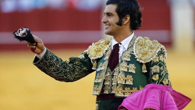 Morante de la Puebla saluda tras cortar una oreja al quinto de la tarde ayer en Málaga