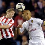 El defensa del Athletic de Bilbao, Iker Muniain (i), lucha la pelota aérea con el defensa portugués del RCD Mallorca, José Carlos Nunes