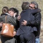 Ángela y Vicente se despiden, ayer, del cónsul español en la zona y de una representante de la embajada