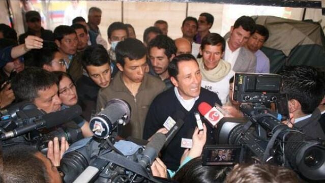 César Rincón, junto a los novilleros, ante los medios de comunicación en Bogotá