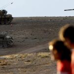 Tanques del ejército turco patrullan la zona de Sanliurfa (Turquía).