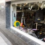 Un escaparate roto de un comercio cercano al Ayuntamiento. EFE/Eliseo Trigo