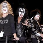 Los miembros de Kiss Gene Simmons (3 izqda.) y Paul Stanley (2 dcha.)