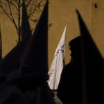 Una nazareno camina por una calle de Sevilla en la Semana Santa del año pasado