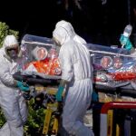 El equipo médico, durante el traslado del padre Miguel Pajares al hospital Carlos III de Madrid, el pasado 7 de agosto