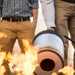 Los creadores del nuevo extintor, en una de las pruebas