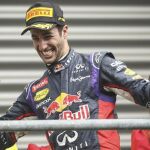 El piloto australiano Daniel Ricciardo celebra en el podio, que completaon Rosberg y Bottas