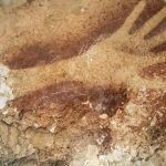 Fotografía facilitada por Nature de las pinturas prehistóricas de 39.000 años de antigüedad descubiertas en la isla de Célebes (Indonesia)