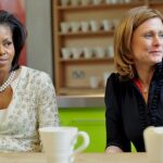 La primera dama estadounidense, Michelle Obama (i), y Sarah Brown, esposa del primer ministro británico, Gordon Brown
