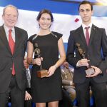 José Manuel Blecua, director de la RAE, con los premiados del año pasado, Sara Moreno Paz y Miguel Villa