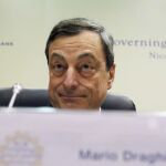 Mario Draghi ofrece una rueda de prensa tras una reunión del BCE en Nicosia, Chipre.