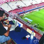 Un periodista deportivo comenta los prolegómenos de un encuentro de fútbol