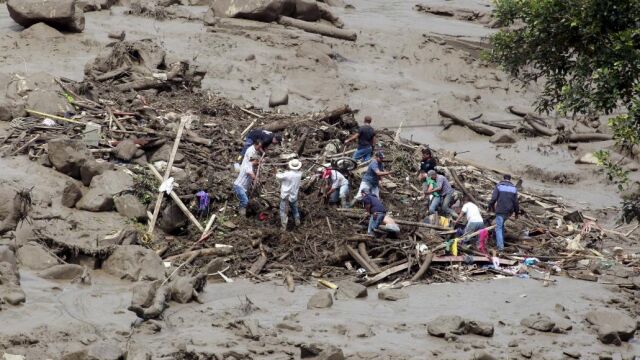 Los habitantes de Salgar buscan cuerpos enterrados en el lodo
