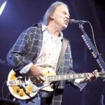 El cantante canadiense ofreció un repertorio que resumió su dilatada trayectoria