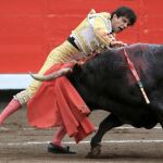 Estocada de Juan del Álamo al sexto toro de Alcurrucén de ayer