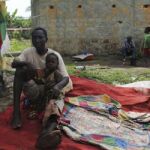Un posible enfermo de James Flomo, aislado con sus hijos después de que su mujer Lorpu Flomo muriera tres días antes en Monrovia