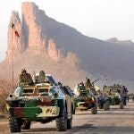 Un convoy de tropas malienses hace una parada para probar algunas de sus armas cerca de Hambori, en el norte de Mali, de camino hacia Gao.