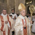 El cardenal arzobispo de Valladolid, Ricardo Blázquez, preside la misa en el día de la Solemnidad del Corpus Christi en la Catedral de la ciudad