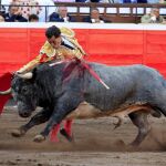 Derechazo de Iván Fandiño a uno de sus dos cárdenos de La Quinta, ayer, en la penúltima de las Corridas Generales
