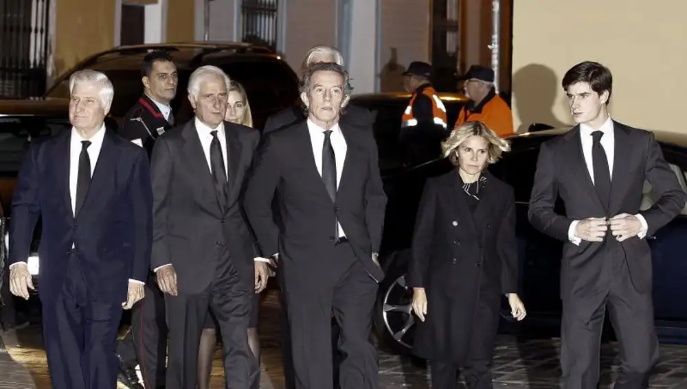Alfonso Díez, viudo de la duquesa de Alba, acompañado por los hijos de Cayetana Fitz-James Stuart, Carlos, Alfonso, Eugenia, y Jacobo, y uno de sus nietos, Fernando