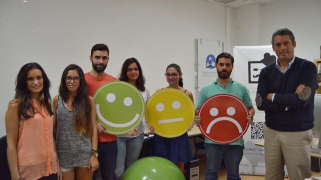 Román Alberca, CEO de digitmedia.es (el primero por la derecha) junto a su equipo.