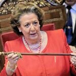 La alcaldesa de Valencia, en junio de 2011, con el bastón de mando tras ser elegida en el pleno de constitución del Ayuntamiento