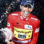 Alberto Contador celebrando su victoria en la vuelta.