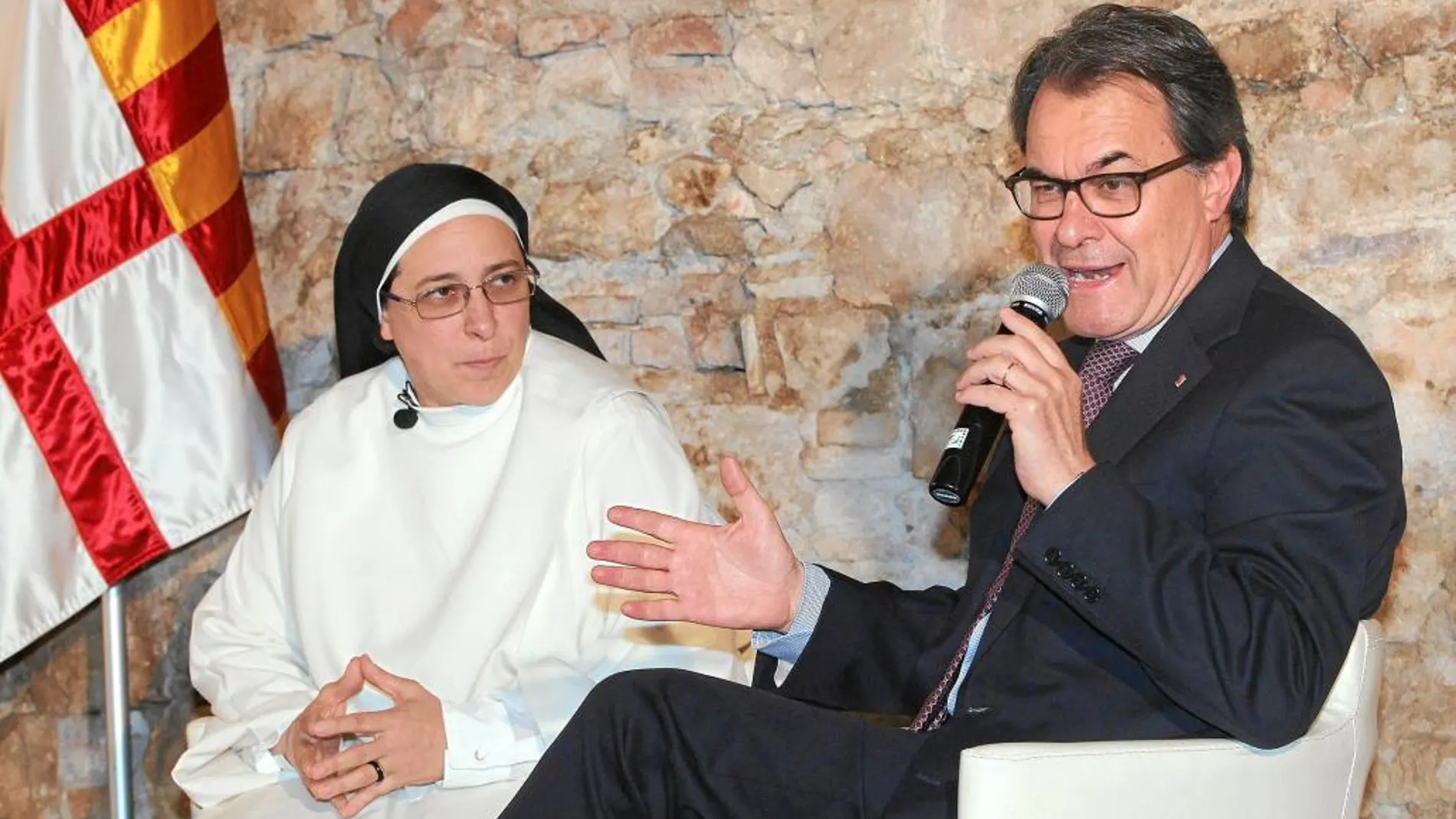 Artur Mas recurre a Sor Lucía Caram para animar una campaña sosa donde el debate soberanista ha quedado en segundo plano