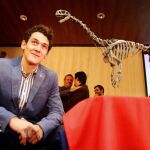 El estudiante de Ingeniería, el chileno Diego Suárez, de 18 años, descubridor de los restos fósiles de la nueva especie de dinosaurio Chilesaurus diegosuarezi, posa durante la presentación oficial del descubrimiento de esta especie, en Santiago (Chile). El dinosaurio fue descubierto en 2004 en la región de Aysén por el niño de siete años Diego Suárez (en cuyo honor lleva el nombre), hijo de geólogos chilenos