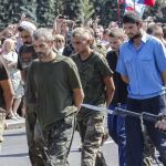 Los prisioneros ucranianos durante el desfile por las calle de Donetsk