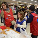 Un colegio de Carabanchel y Mercadona reparten alimentos a los más necesitados