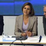 Javier Arenas, María Dolores Cospedal y Esteban González Pons, durante la reunión de hoy.