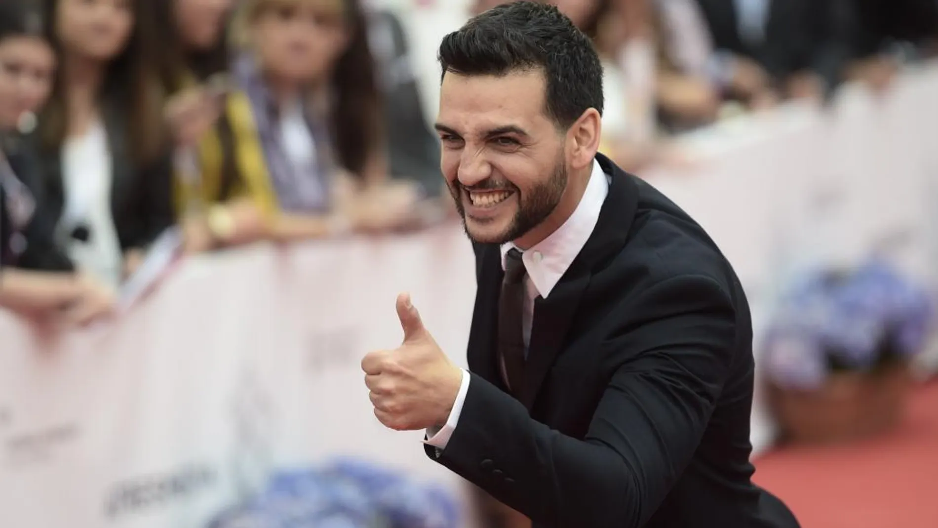 Fran Perea, muy sonriente a su llegada a la gala.