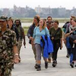 Un grupo de montañeros rescatado de Langtang muestra su alegría al llegar al aeropuerto de Katmandú.