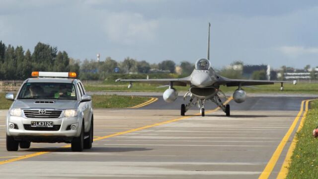 Un F-16 de la OTAN en una base de Lituania, que interceptó una aeronave rusa IL-20 sobre el Mar Báltico