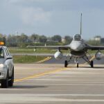 Un F-16 de la OTAN en una base de Lituania, que interceptó una aeronave rusa IL-20 sobre el Mar Báltico