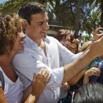Pedro Sánchez, se fotografía con varios vecinos de la localidad onubense de Ayamonte