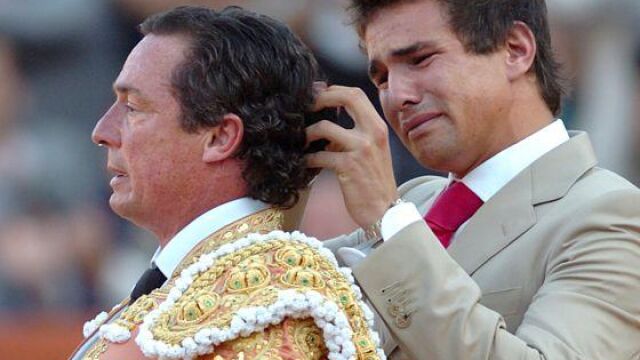 José María Manzanares hijo corta la coleta a su padre, el maestro José María Manzanares